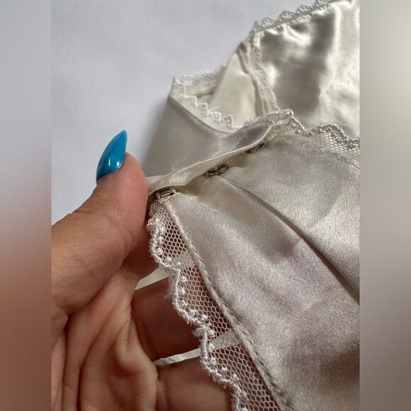 VICTORIA’S SECRET White Satin Lace Trim Bodysuit Vintage Lingerie Small - Picture 5 of 6